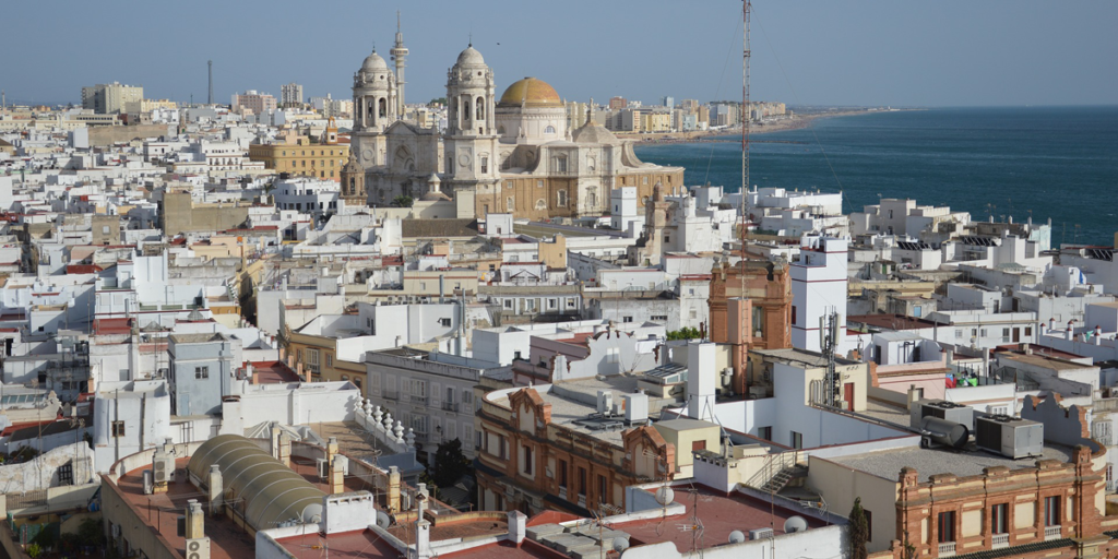 Todos los vehículos que adquiera a partir de ahora la Eléctrica de Cádiz serán coches eléctricos y desplegará puntos de recarga por la ciudad, además de cargadores solares para dispositivos móviles.