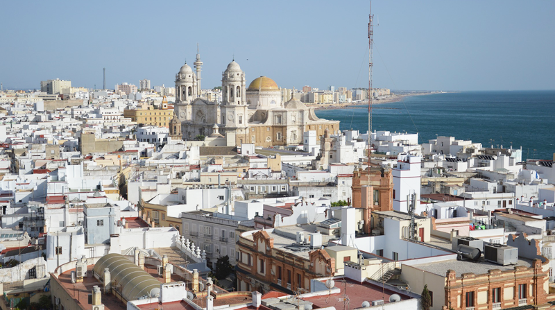 Todos los vehículos que adquiera a partir de ahora la Eléctrica de Cádiz serán coches eléctricos y desplegará puntos de recarga por la ciudad, además de cargadores solares para dispositivos móviles. 