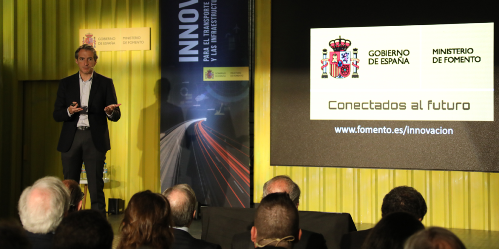 Íñigo de la Serna, ministro de Fomento, presentando el Plan de Innovación para el transporte y las infraestructuras 2017-2020.