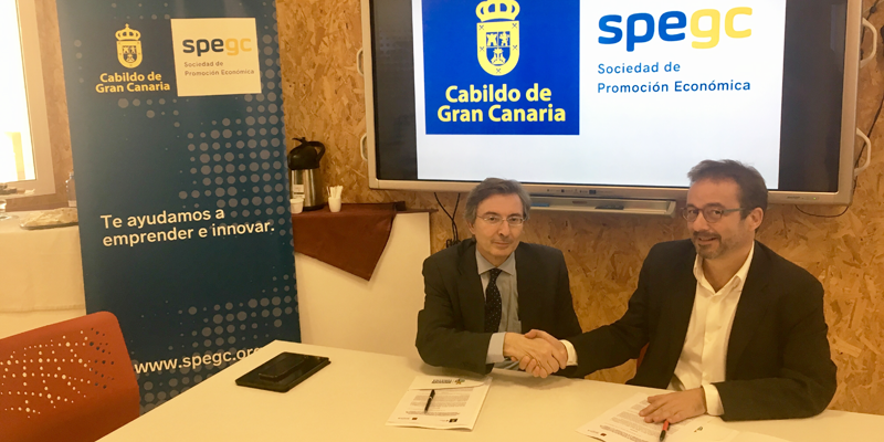 El presidente de Segittur, Fernando de Pablo Martín, y el presidente de la SPEGC, Raúl García Brink, en la firma del acuerdo para aplicar medidas de Turismo Inteligente en Gran Canaria.