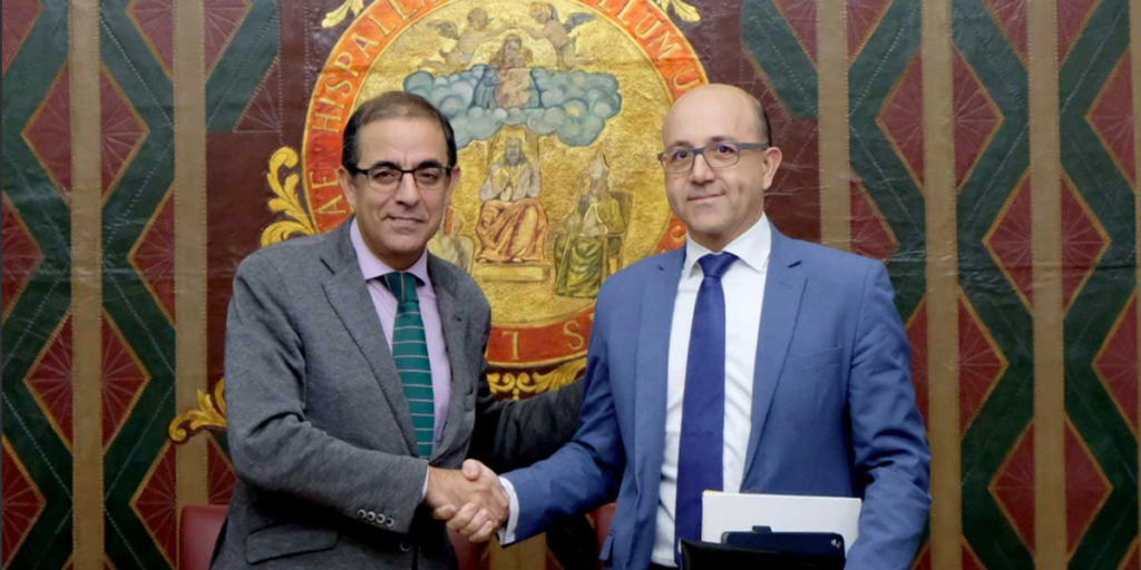 Miguel Ángel Castro, de la Universidad de Sevilla, y Raúl Ripio, de Indra firmaron un acuerdo de colaboración para dar impulso a la transformación digital en la Administración Pública a través de actividades de I+D+i.
