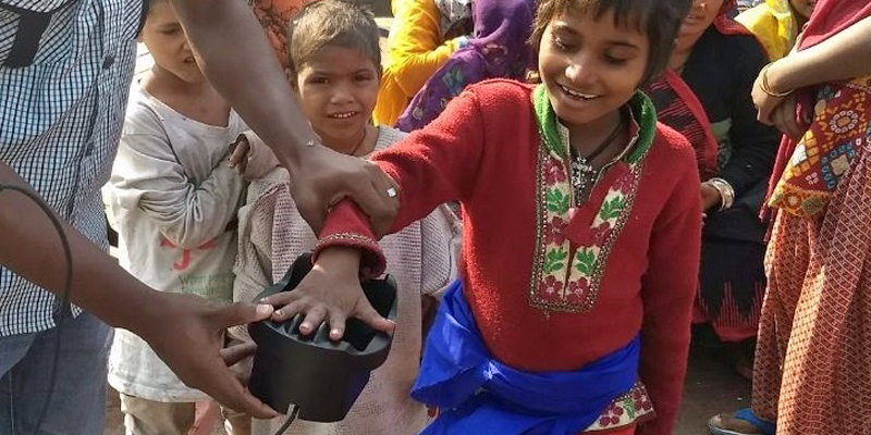 El sistema de identificación biométrica que utiliza la ONG itwillbe.org en India utiliza un lector capaz de guardar los datos que identifican a una persona a partir de las venas de su palma de la mano y el oxígeno de la sangre.