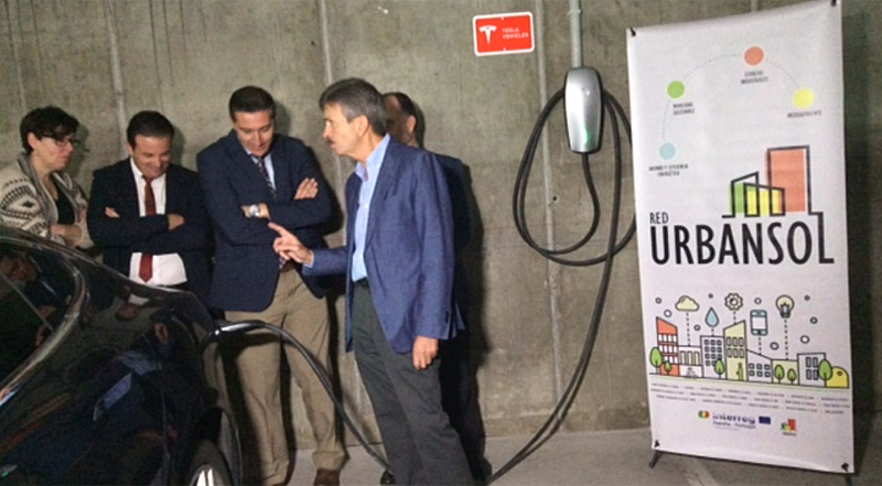 El consejero de Economía e Infraestructuras de la Junta de Extremadura, José Luis Navarro, visitó la hospedería de Llerena (Badajoz), uno de los establecimientos turísticos en los que se han instalado puntos de recarga de Tesla dentro del proyecto Urbansol.