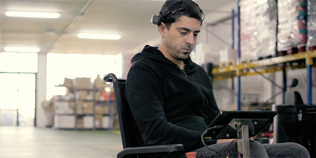 La tecnología de la silla de ruedas inteligente se basa en Neurociencia e Inteligencia Artificial y permite guiarla mediante ondas cerebrales.
