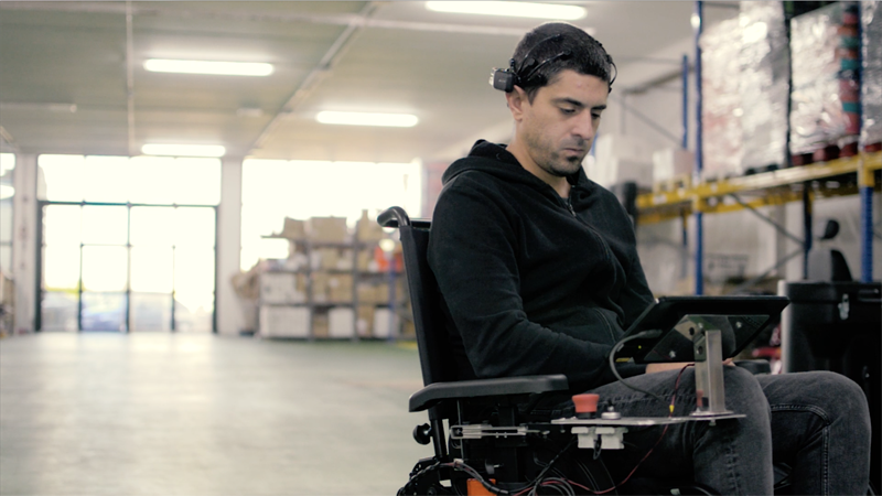 La tecnología de la silla de ruedas inteligente se basa en Neurociencia e Inteligencia Artificial y permite guiarla mediante ondas cerebrales.