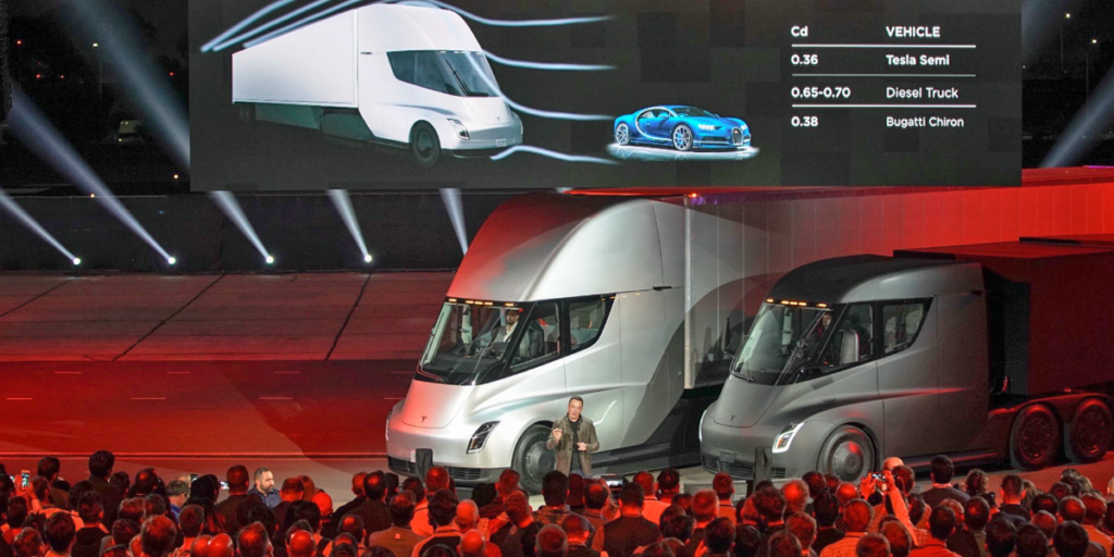 Presentación del nuevo Tesla Semi, un camión eléctrico con una autonomía de 650 kilómetros por 30 minutos de carga.