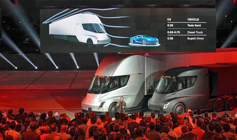 Presentación del nuevo Tesla Semi, un camión eléctrico con una autonomía de 650 kilómetros por 30 minutos de carga.