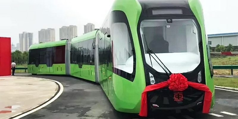 El nuevo transporte urbano es un tren eléctrico capaz de circular por el centro de la ciudad sin raíles, con sensores que leen las dimensiones de la calle.