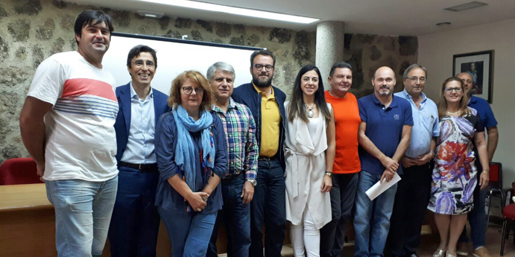Reunión con los alcaldes de la comarca del Valle del Jerte, en Extremadura, para hacerles partícipes del proyecto para la reconversión en Destino Turístico Inteligente.