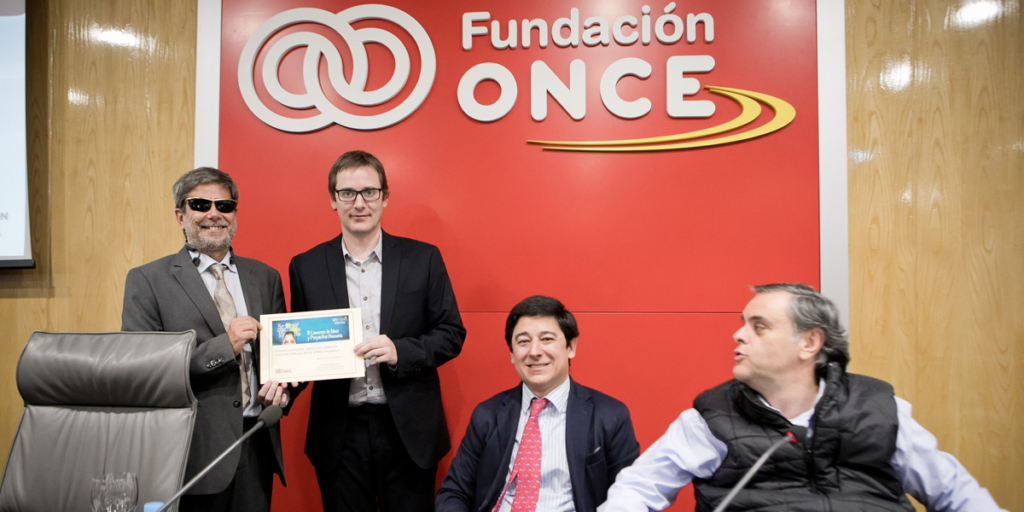 Los creadores de la aplicación 'App&Town Compagnon' recibieron el galardón como Mejor Producto o Servicio de los Premios Uninnova que concede la Fundación ONCE.