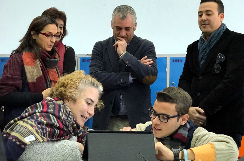 El consejero Javier Carnero durante la visita a un centro Guadalinfo de Almonte donde se ofrece formación en competencias digitales dentro del proyecto Andalucía Compromiso Digital.