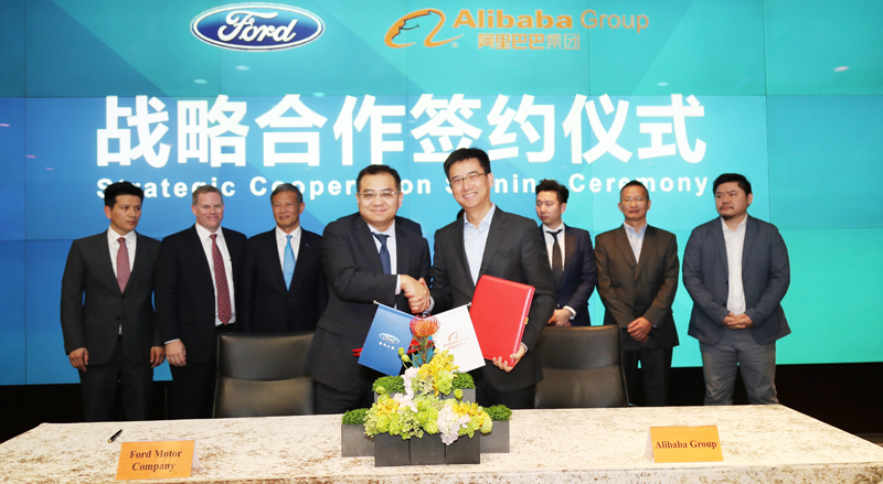 Jason Luo, presidente y CEO de Ford Motor China, y Simon Hu, vicepresidente senior de Alibaba, firmaron el acuerdo de cooperación estratégica en soluciones de movilidad sostenible.