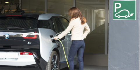 Un hotel de Benidorm ofrece un punto de recarga eléctrica para sus clientes