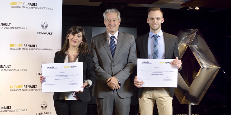 Ganadores del 'Concurso al Mejor Proyecto de Fin de Carrera sobre Movilidad Sostenible' de Fundación Renault por sus investigaciones sobre vehículo eléctrico y predicción del tráfico a partir del vehículo conectado.