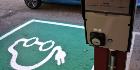 Alcalá de Henares instala su primer punto de carga para coche eléctrico