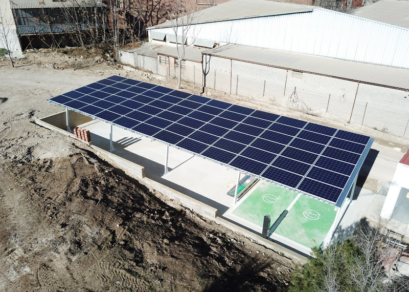 Una de las infraestructuras de energía solar instaladas en los polígonos industriales de Alcoy para abastecer de energía limpia el alumbrado público y dotar de puntos de recarga eléctrica estas áreas.