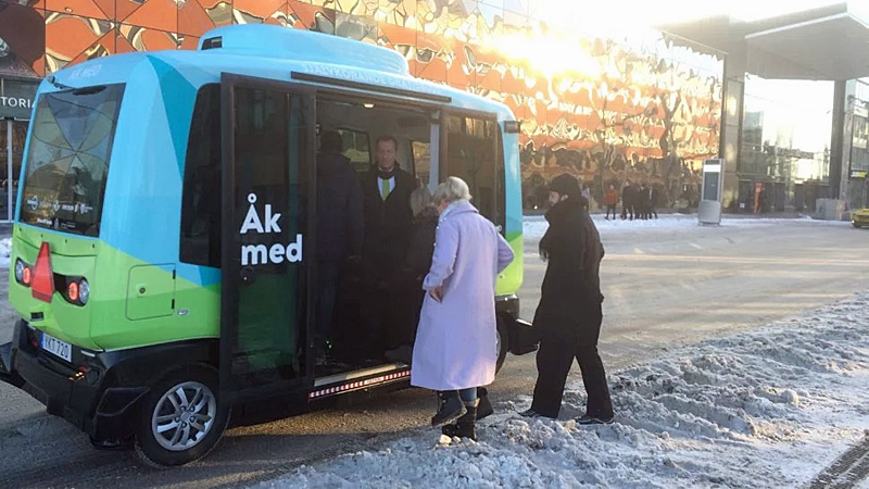 El autobús lanzadera sin conductor forma parte del proyecto Drive Sweden y ya trasporta pasajeros en Estocolmo.