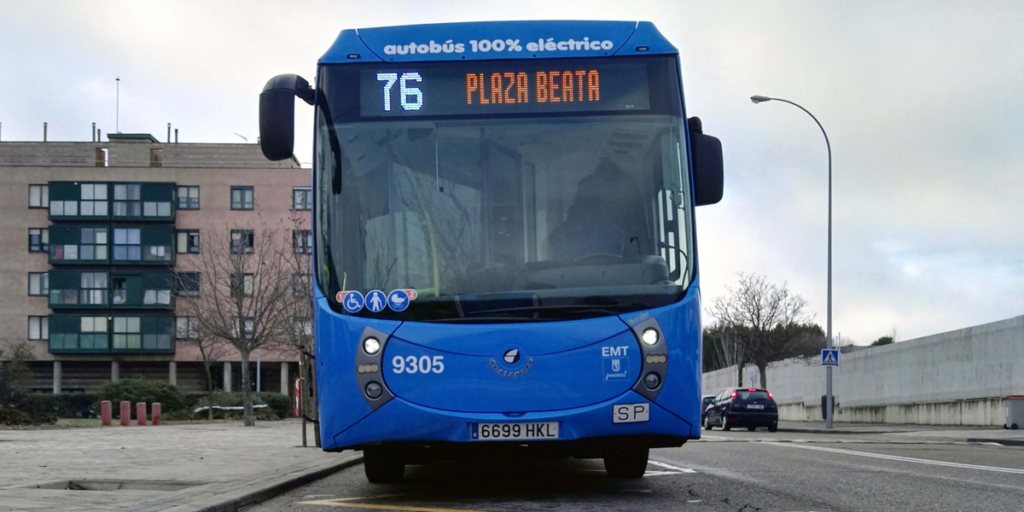 Uno de los autobuses eléctricos cero emisiones de la línea 76, que circula por Madrid, con sistema de recarga por inducción.