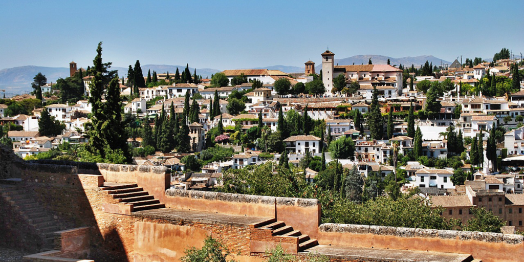 Barrio del Albaicín, en Granada, ciudad que junto a Algeciras, ha sido seleccionada con otras trece urbes europeas para formar parte del programa Ciudades Digitales por el Cambio.