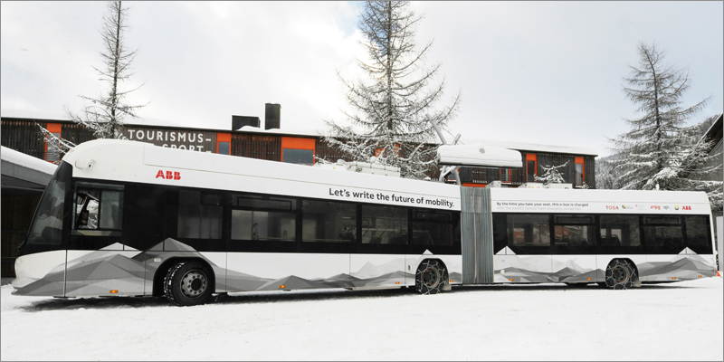 El autobús eléctrico que ha circulado en pruebas en Davos, y que se incorporará a la ciudad francesa de Nantes, tiene la capacidad de cargar su batería mientras los pasajeros suben y bajan en paradas específicas.