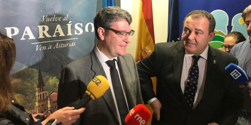 El ministro Álvaro Nadal, junto al consejero de Turismo del Principado de Asturias, Isaac Pola, anunció que el II Congreso Mundial sobre Destinos Turísticos Inteligentes se celebrará en Oviedo el próximo junio.