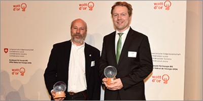 Thomas Blum, gerente general de Schréder Suiza (izquierda) y Jörg Haller, jefe de Alumbrado Público de EKZ (derecha) recogen el premio Watt d’Or en la categoría Tecnología Energética.