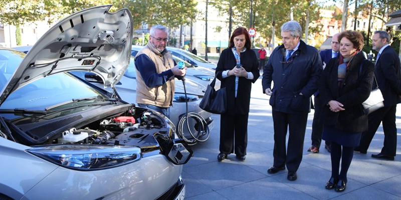 Presentación de los 15 coches eléctricos adquiridos por el Ayuntamiento de Sevilla que se suman a la flota municipal y aportarán un ahorro de 15.000 euros al año en combustibles.