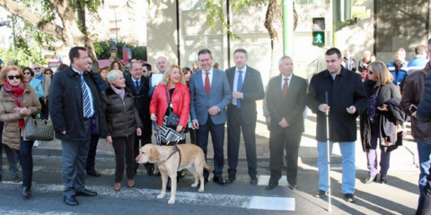 Sevilla instala semáforos adaptados para personas ciegas que se activan con el Bluetooth del móvil