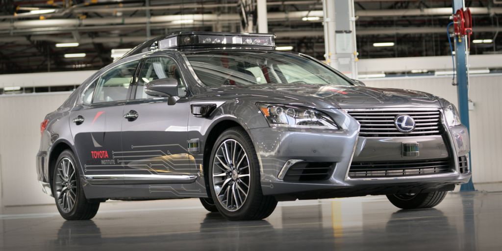 Prototipo de la tecnología de conducción automatizada desarrollada por Toyota bajo el nombre de Platform 3.0 que incorpora un sistema de sensores que cubre los 360 grados del perímetro del coche.