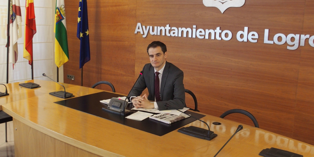 El portavoz municipal, Miguel Sainz, explicó los pormenores de la adjudicación del contrato del alumbrado público, que pasará a integrarse en la plataforma Smart City de Logroño para su telegestión y adecuada monitorización.