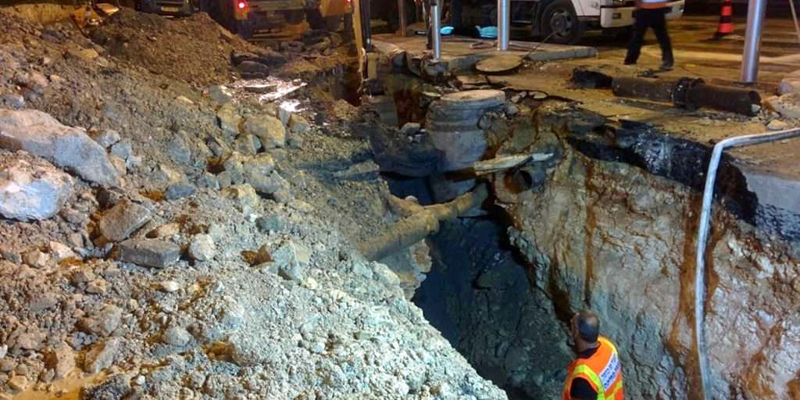 Obras en la vía pública de Haifa (Israel) que ha conseguido detectar una grave fuga de agua utilizando la tecnología.