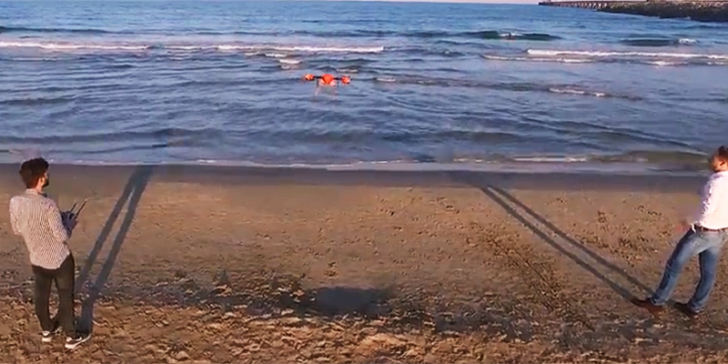 El dron permite llegar tres veces más rápido que los equipos de emergencia en caso de alerta de salvamento marítimo.