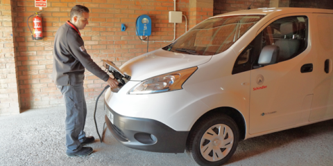 Flota de vehículos eléctricos y cargadores en el domicilio de los empleados, el proyecto de Schindler