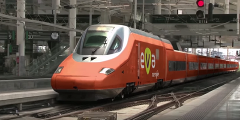 Fomento y Renfe lanzan Eva, el Ave inteligente y un 25% más barato que funcionará en 2019
