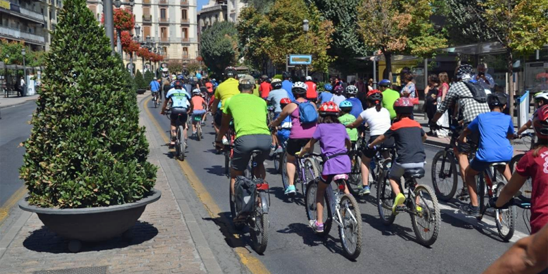 Granada es una de las ciudades finalistas al Premio Semana Europea de la Movilidad 2017 y competirá con Praga y Viena. Foto: Ayuntamiento de Granada. Ciclistas en un paseo por la ciudad