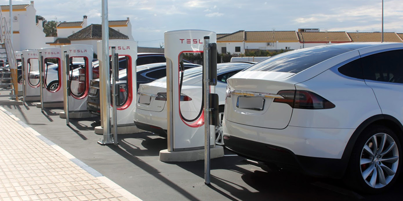 La electrolinera de Tesla instalada en el pequeño municipio de Aguadulce (Sevilla) tiene ocho puntos de recarga para vehículo eléctrico.