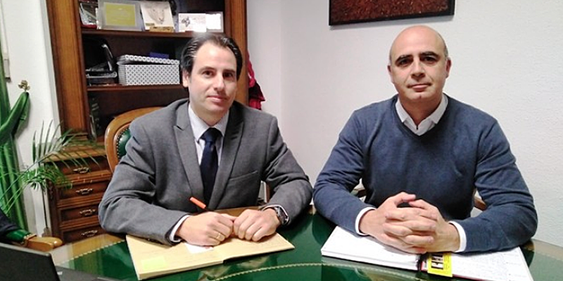 El alcalde de Zafra, José Carlos Contreras (derecha) y Raúl Maldonado, representante de Orange en Andalucía y Extremadura anunciaron el próximo despliegue de fibra óptica en el municipio para mejorar la conectividad y ganar en competitividad.