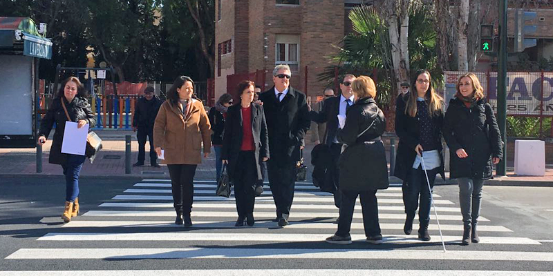 La concejalas del Ayuntamiento de Murcia Lola Sánchez y Conchita Ruiz, y el delegado territorial de la ONCE, visitaron un paso de peatones con uno de los semáforos adaptados para personas invidentes, que activan sus señales acústicas con el móvil.