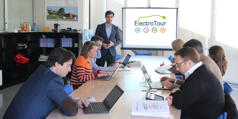 Reunión inaugural del proyecto europeo 'ElectroTour', formado por diferentes socios, para hallar formas de movilidad sostenible en el turismo y reducir las emisiones de gases de efecto invernadero.