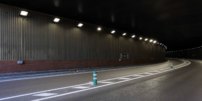 El sistema de iluminación inteligente 'Advance' está diseñado para túneles estratégicos y de alta densidad de tráfico y proporciona ahorros energéticos de hasta el 60%.
