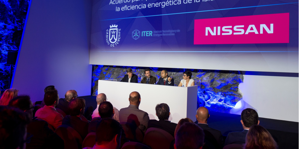Firma del acuerdo entre el Cabildo de Tenerife y Nissan para la promoción de la movilidad eléctrica en la isla.