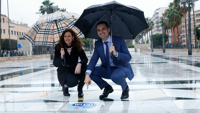 Presentación de uno de los nuevos puntos de red wifi gratuita en espacios públicos en Almería. En la imagen, el alcalde de la ciudad, Ramón Fernández-Pacheco, junto a la concejala de Economía, María del Mar Vázquez.
