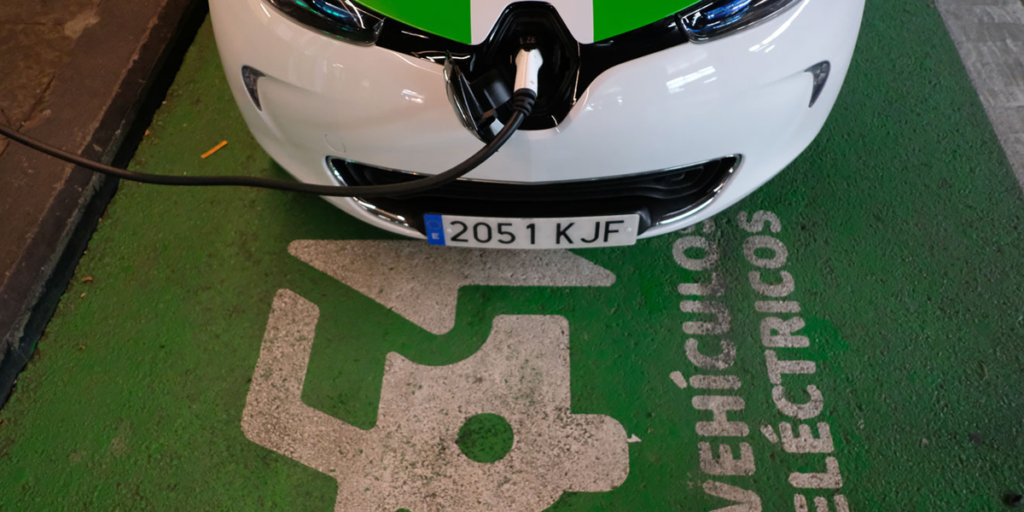 Uno de los cinco puntos de recarga rápida para coches eléctricos inaugurados en aparcamientos públicos de Madrid.