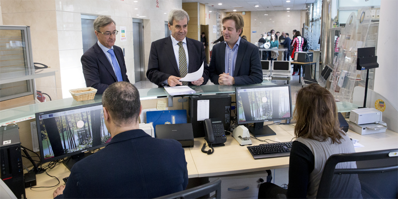 El consejero de Presidencia de Cantabria, en el centro, junto al presidente de la FMC y el director de Administración Local, quienes expusieron el plan de implantación de Administración Electrónica en 97 municipios. Foto: Nacho Romero