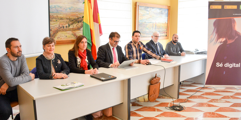 Autoridades y representantes empresariales presentaron en el Ayuntamiento de Tomelloso el programa de capacitación ciudadana 'Se+', una formación online gratuita sobre conceptos vinculados a la economía digital.