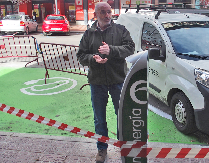 El concejal de Medio Ambiente y Eficiencia Energética, Jesús Ruiz Tutor, ha presentado el primer punto de recarga rápida para vehículo eléctrico de Logroño.