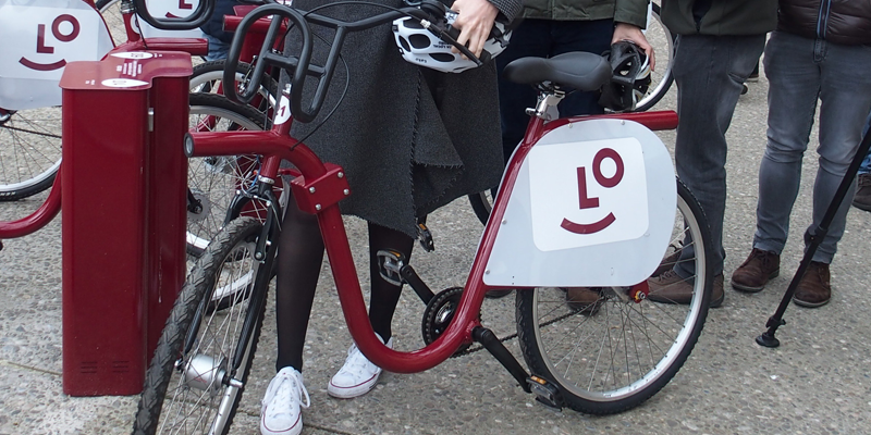 La alcaldesa de Logroño, Cuca Gamarra, presentó el nuevos sistema de préstamo de bicicletas de la ciudad, BiciLOG.