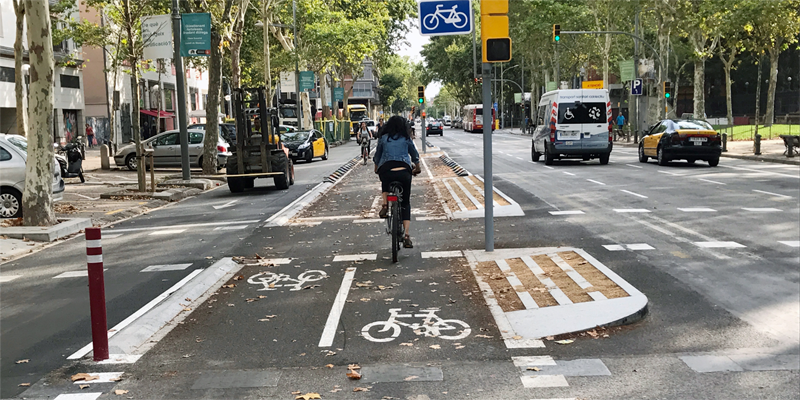 El informe asocia la longitud de la red de vías ciclistas con la elección del sistema de transporte y su impacto en la economía y en la salud en 167 ciudades europeas.