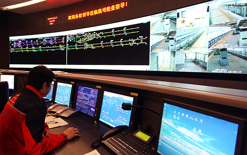 Centro de control de la red ferroviaria de Singapur, que acaba de adquirir 19 trenes automáticos sin conductor.