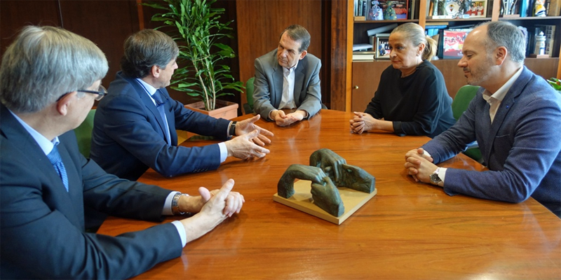 Reunión entre el alcalde de Vigo, Abel Caballero, y el coordinador del Plan Nacional de Territorios Inteligentes, Enrique Martínez Marín, en la que se trató la posibilidad de que Vigo opte al proyecto europeo de IoT.